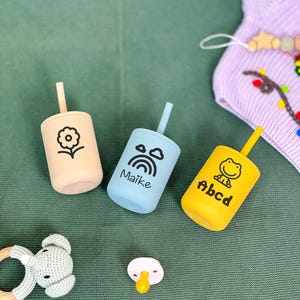 パーソナライズされたベビーシッピーカップ - 7オンスシリコンカップ（ストロー付き）、カスタム刻印入り幼児用カップ、1歳の誕生日やベビーシャワーのギフト