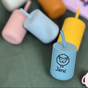 赤ちゃんの初めてのカップ – ストロー付き7オンスシリコン製シッピーカップ。誕生日やベビーシャワーにぴったりの幼児向けカスタムギフト