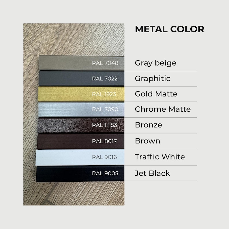 Op de afbeelding: Een kleurenkaart met metaalkleuren met verschillende opties. De kaart bevat voorbeelden van Grijsbeige, Grafiet, Goud Mat, Chroom Mat, Brons, Bruin, Verkeerswit en Jetzwart. Elke kleur is gelabeld met de bijbehorende RAL-code.