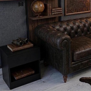 Pode incluir: Um conjunto de três canecas de cerâmica com acabamento fosco e salpicado. Cada caneca apresenta uma cor diferente: azul claro, creme e cinza. As canecas têm um design simples e moderno e uma alça confortável.