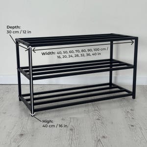 Op de afbeelding: Zwart metalen schoenenrek met drie niveaus. Het rek is 40 cm breed, 30 cm diep en 40 cm hoog. Breedte opties zijn 40, 50, 60, 70, 80, 90 en 100 cm. De diepte is 30 cm en de hoogte is 40 cm.