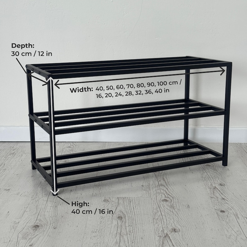 Op de afbeelding: Zwart metalen schoenenrek met drie niveaus. Het rek is 40 cm breed, 30 cm diep en 40 cm hoog. Breedte opties zijn 40, 50, 60, 70, 80, 90 en 100 cm. De diepte is 30 cm en de hoogte is 40 cm.