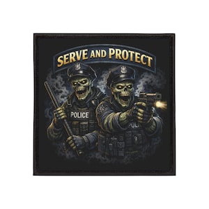 Peut inclure: Écusson carré noir avec un graphisme de deux policiers zombies. L'un tient une matraque, l'autre une arme à feu avec un éclair de bouche. Le texte "SERVE AND PROTECT" est inscrit au-dessus.