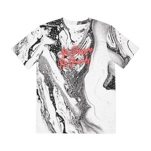 Puede incluir: Camiseta blanca con un diseño de mármol en blanco y negro. La camiseta presenta el texto "No Pressure No Diamonds" en una fuente rosa neón. El diseño cubre toda la parte delantera de la camiseta.