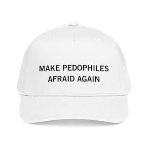 Peut inclure: Casquette de baseball blanche avec l'inscription "MAKE PEDOPHILES AFRAID AGAIN" en lettres noires. La casquette a une visière incurvée et un bouton sur le dessus. Fabriquée dans un tissu résistant.
