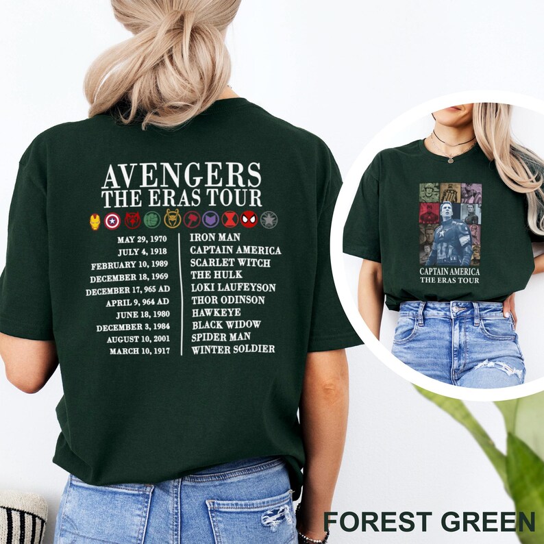 K&ouml;nnte beinhalten: Forstgr&uuml;ne T-Shirts mit dem Text "AVENGERS THE ERAS TOUR" und den Namen der Charaktere. Auf der R&uuml;ckseite des Shirts sind Daten und Charakternamen aufgef&uuml;hrt. Auf der Vorderseite des Shirts befindet sich eine Captain America-Grafik und der Text "CAPTAIN AMERICA THE ERAS TOUR".