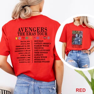 K&ouml;nnte beinhalten: Eine wei&szlig;e Keramik-Tasse mit schwarzem Henkel und dem Text "But First, Coffee" in fetter, schwarzer Schrift. Die Tasse steht vor einem verschwommenen Hintergrund, der eine gem&uuml;tliche Umgebung suggeriert.