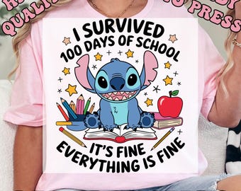 Puede incluir: Una camiseta rosa con un gráfico que presenta al personaje Stitch de Lilo & Stitch. El diseño incluye el texto "I Survived 100 Days of School" y "It's Fine Everything is Fine". La imagen también incluye estrellas, lápices y una manzana.