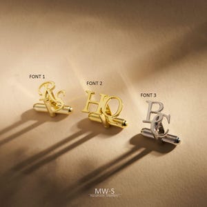Op de afbeelding: Drie paar metalen manchetknopen met aangepaste monograminitialen. FONT 1 toont gouden RS, FONT 2 toont gouden HQ en FONT 3 toont zilveren BC. Elk paar heeft een T-bar sluiting. De tekst MW·S Handmade Jewellery staat onderaan de afbeelding.