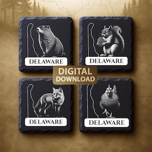Op de afbeelding: Vier zwarte vierkante onderzetters met witte illustraties van de fauna van Delaware: een grondhagedis, een eekhoorn, een vos en een kip. Elke onderzetter heeft de staatsomtrek en het woord "DELAWARE". Een gouden "DIGITALE DOWNLOAD"-bord staat in het midden.