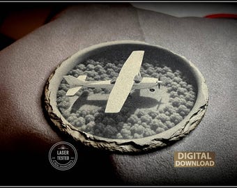 Ilusión de vuelo de avión monomotor en 3D PNG: Diseño de posavasos de pizarra grabado con láser (descarga digital)