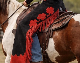 Chaps da cowboy in pelle scamosciata nera con frange rosse: abbigliamento da rodeo western per equitazione
