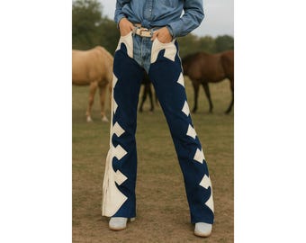 Blauwwitte cowgirl-chaps van koeienhuid: westernrijchaps met franje