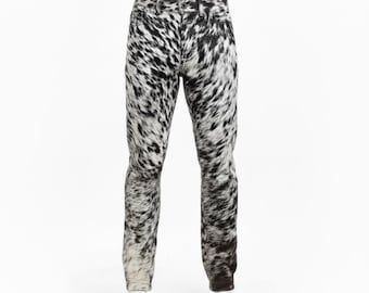 Zwart-witte gespikkelde broek van koeienhuid, leren broek met haar op huid, western rodeobroek