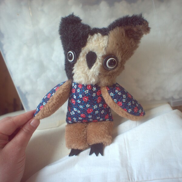 Búho de Fedya, muñeca textil criatura de arte suave por Wassupbrothers, noctámbulo, boho buho reciclado, escultura textil, piel sintética popular florecida