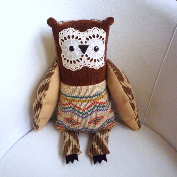 Polly-Eule. Weiche Kunst Spielzeug Kreatur von Wassupbrothers. Stofftier, Textile Puppe, Buho, Kunst-Vogel, einzigartige huggable Freund, natürliche Töne