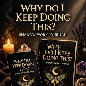 Pode incluir: Um diário e um tablet pretos com o texto "WHY DO I KEEP DOING THIS? SHADOW WORK JOURNAL" e uma ilustração de mariposa. Uma vela acesa, cristais e uma xícara de chá também são visíveis. O diário inclui mais de 100 prompts profundos.