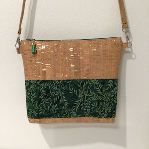 Bolso bandolera de corcho con hojas batik verdes.