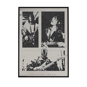 Puede incluir: Póster en blanco y negro con tres paneles que representan a un músico tocando la guitarra. Los dos paneles superiores muestran al músico en diferentes poses, mientras que el panel inferior es un primer plano. El texto "TWO STAR & THE DREAM POLICE" está en la parte inferior.