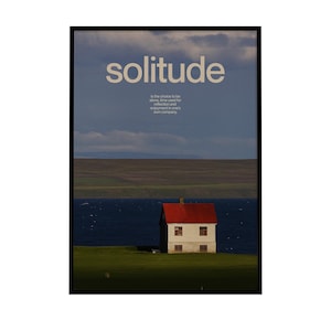 Könnte beinhalten: Ein gerahmter Druck mit dem Wort "solitude" oben, über einer Landschaft. Ein kleines weißes Haus mit rotem Dach steht auf einem grünen Feld, mit einem dunkelblauen Meer und bewölktem Himmel im Hintergrund.