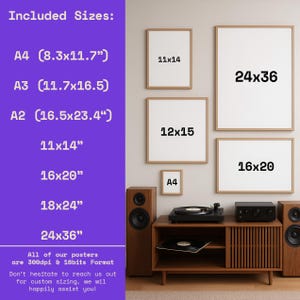 Op de afbeelding: Een display van ingelijste kunstafdrukken in verschillende formaten, waaronder 28x35 cm, 40x50 cm en 61x91 cm. De afbeelding toont ook een stereosysteem met luidsprekers en een platenspeler. Tekst links toont beschikbare formaten.