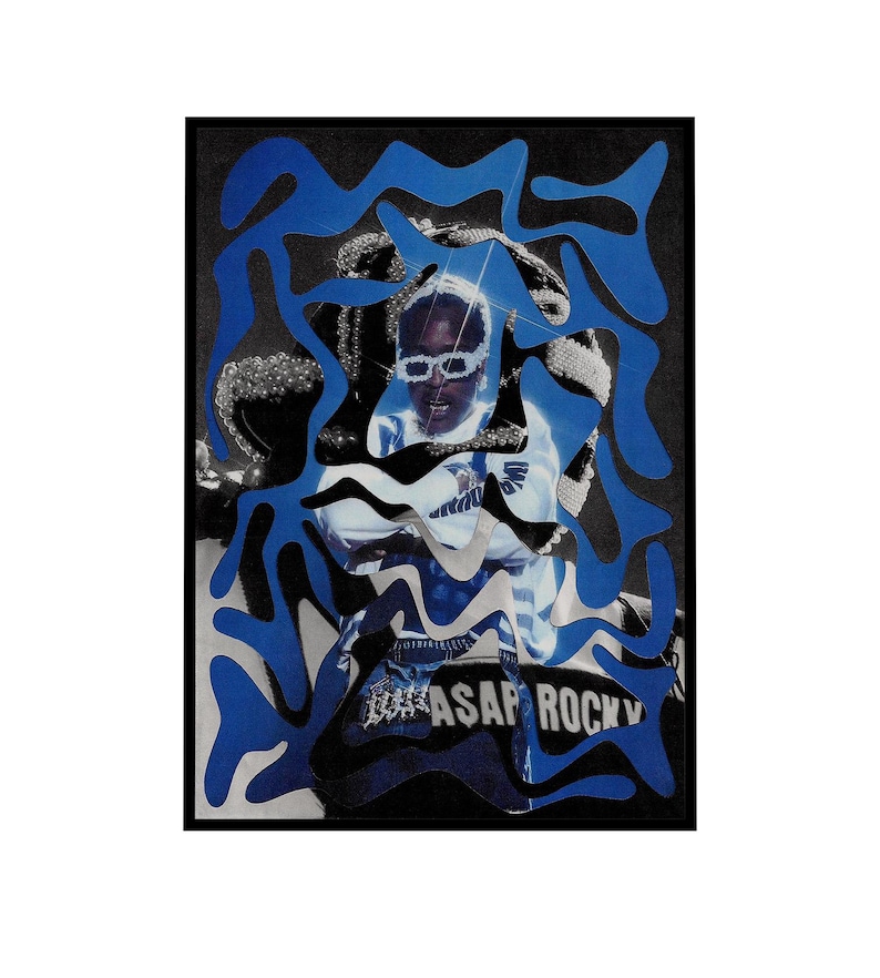 Op de afbeelding: Een collage-kunstwerk met een persoon die een zonnebril en een witte trui draagt. De afbeelding is overlegd met blauwe abstracte vormen. De tekst "ASAP ROCKY" is zichtbaar aan de onderkant van de afbeelding.