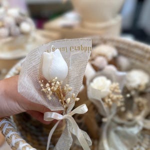 Bougie florale faite main - Emballée dans du papier vintage avec des fleurs séchées | Faveur de mariage élégante, cadeau de douche nuptiale