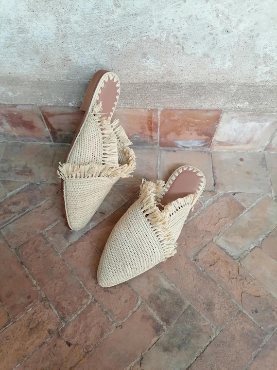 Mules en Raffia Naturel à Franges – Babouches Pointues Femme Fait Main, Chaussures Artisanales Marocaines Bohème
