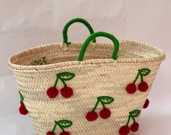 Kirschkorb – Handgemachter Marktkorb mit roten Pom-Pom Kirschen, marokkanische gewebte Tragetasche, Sommer-Strandtasche