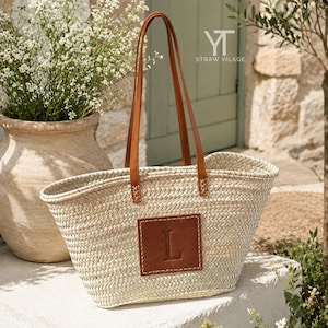 Personalisierte Strohtasche mit Lederinitiale – Handgefertigte Tragetasche mit individuellem Buchstaben – Sommerlicher Strandkorb mit langen Ledergriffen