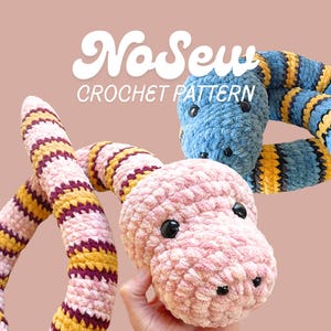 Op de afbeelding: Twee pluche slangen van zacht garen, één roze met gele en bordeauxrode strepen, de andere blauw met gele en zwarte strepen, beide met zwarte plastic ogen. De tekst NoSew CROCHET PATTERN staat boven de slangen afgebeeld.