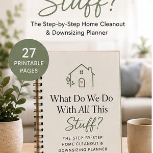 Op de afbeelding: Een spiraalgebonden planner met de titel What Do We Do With All This Stuff? The Step-by-Step Home Cleanout & Downsizing Planner. De omslag bevat een huisicoon met een hartje, de tekst 27 printable pages en olijfgroene accenten op wit.
