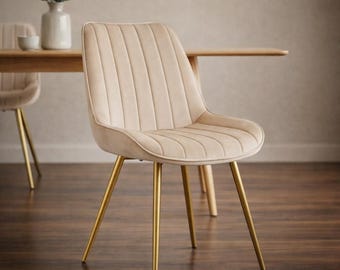 Esszimmerstühle mit weichem Samtstoff bezogen auf goldenen Metallbeinen in der Farbe Beige