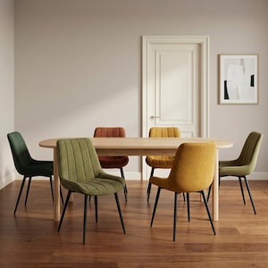 Pode incluir: Uma mesa de jantar oval de madeira clara rodeada por seis cadeiras estofadas em várias cores, incluindo verde escuro, verde oliva, laranja ferrugem e amarelo mostarda. Cada cadeira apresenta costura vertical e quatro pernas finas de metal preto.