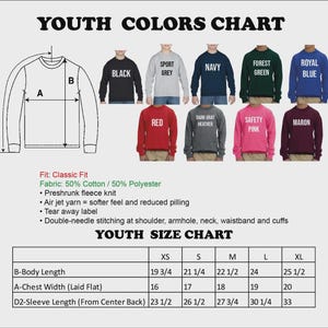 Pu&ograve; includere: Una tabella dei colori e delle taglie per felpe da giovani. L'immagine mostra nove opzioni di colore per le felpe, tra cui nero, grigio sport, blu navy, verde bosco, blu reale, rosso, grigio scuro m&eacute;lange, rosa fluo e marrone, con una tabella.