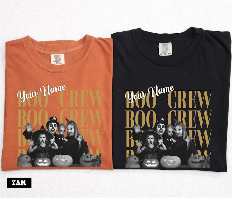 K&ouml;nnte beinhalten: Zwei Rundhals-T-Shirts, eines in Orange und eines in Schwarz, mit dem Text "Your Name" und "BOO CREW" in einem sich wiederholenden Rastermuster. Unter dem Text befindet sich ein Schwarz-Wei&szlig;-Foto einer Familie in Halloween-Kost&uuml;men mit K&uuml;rbissen.