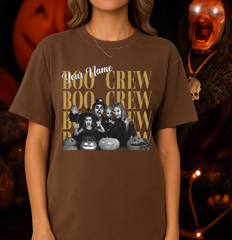 K&ouml;nnte beinhalten: Ein braunes T-Shirt mit kurzen &Auml;rmeln und einem Grafikdruck, der den Text "Your Name" &uuml;ber den in einem Raster wiederholten W&ouml;rtern "BOO CREW" zeigt. Das Design enth&auml;lt ein Schwarz-Wei&szlig;-Foto einer Familie in Halloween-Kost&uuml;men.