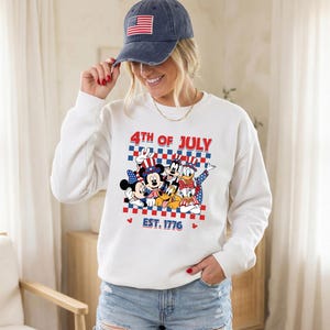Mickey and Friends 4th July 2026 Shirt, Disney Independence Day Tee, Disneyland Family, Walt Disney World T-shirt immagine 3