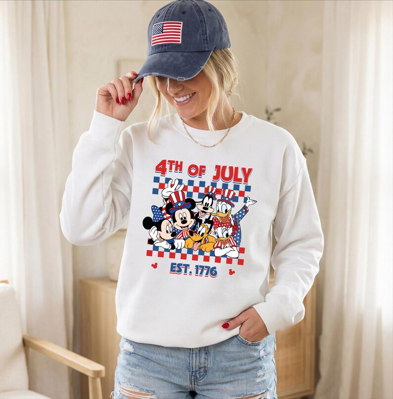 Mickey and Friends 4th July 2026 Shirt, Disney Independence Day Tee, Disneyland Family, Walt Disney World T-shirt immagine 3