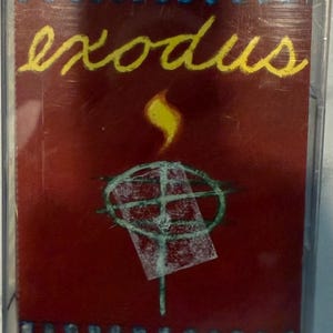 Può includere: Una musicassetta con sfondo rosso e la parola "exodus" in giallo. La copertina presenta una fiamma gialla, un disegno verde e bianco e dettagli blu e gialli.
