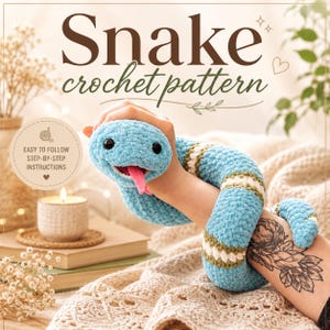 Op de afbeelding: Een haakpatroon voor een knuffelslang. De tekst luidt Snake crochet pattern en Easy to follow step-by-step instructions. De pluche slang is lichtblauw met witte en donkergroene strepen, zwarte ogen en een roze tong van vilt.