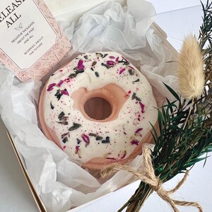 Confezione regalo di bombe da bagno a forma di ciambella – Glassa floreale al burro di cacao – Con biglietto motivazionale e fiori secchi – Regalo per la cura di sé e la spa per lei