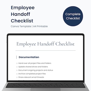 Puede incluir: Una computadora portátil muestra una plantilla de "Lista de verificación de traspaso de empleados". La lista de verificación incluye secciones para la documentación, con viñetas para archivos de proyecto, unidades compartidas y estado del proyecto. Un círculo azul oscuro con "Complete Checklist" está en la parte superior derecha.