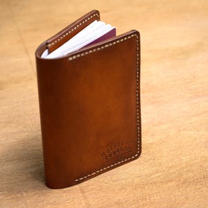 Porta-passaporte de viagem, fólio, com porta-cartão de crédito, dobrável, feito de couro curtido ao vegetal, totalmente feito à mão, viagem, costurado.