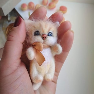 felted cat brooch, mini cat brooch, wool cat pin, needle felted brooch, tiny cat pin, cat brooch handmade, felt animal brooch, Kitten brooch