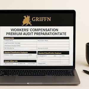 Puede incluir: Un portátil que muestra un formulario "WORKERS' COMPENSATION PREMIUM AUDIT PREPARATIONTATE", con una taza y un bolígrafo negros al lado. El formulario incluye campos para información de la empresa y detalles de los empleados. La pantalla del portátil muestra "GRIFFN" y un logotipo de grifo dorado.