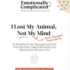 Peut inclure: Un cahier blanc intitulé "I Lost My Animal, Not My Mind" avec le texte "Emotionally Complicated" en haut. Le cahier est conçu pour gérer le deuil. La couverture comprend un motif de patte.