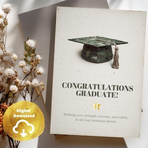 以下が含まれることがあります： 迷彩柄の卒業帽子と「卒業おめでとう！」の文字が入った卒業祝いのカード。カードには「あなたの今後のすべてのミッションでの強さ、成功、安全を願っています」というテキストも含まれています。デジタルダウンロードアイコンが表示されています。