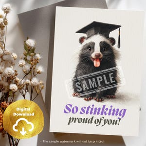 Grappige Skunk-afstudeerkaart - Zo stinkend trots op je - Afdrukbare 5x7 PDF & eCard PNG - Schattig dierenafstudeercadeau - PhD digitale download