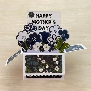Tarjeta desplegable en caja 3D l Feliz Día de la Madre l Tema floral l Azul, blanco y verde l Se pliega para enviar por correo l Envío gratuito a EE. UU. l Única
